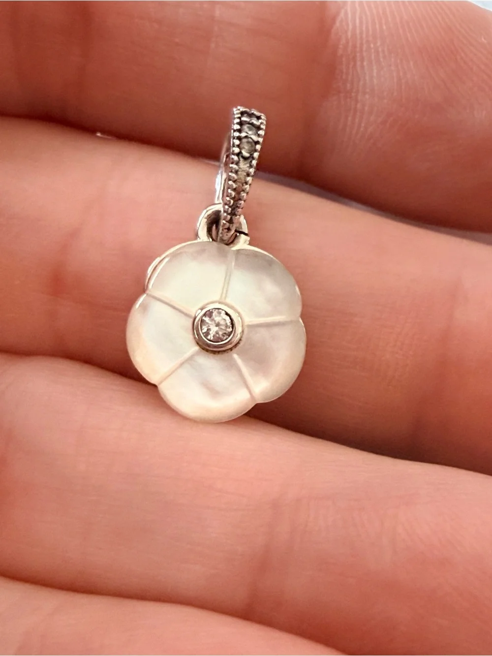 Pandora Luminous Floral Mother Of Pearl charm